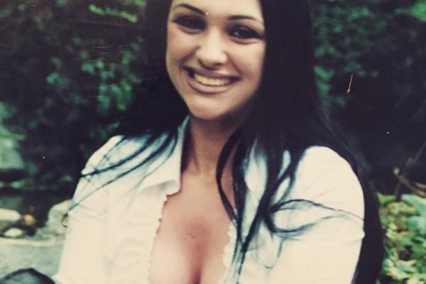 ZNATE LI KO JE? Ova tinejdžerka je danas jedna od NAJBOLJIH RIBA srpske estrade! (FOTO)