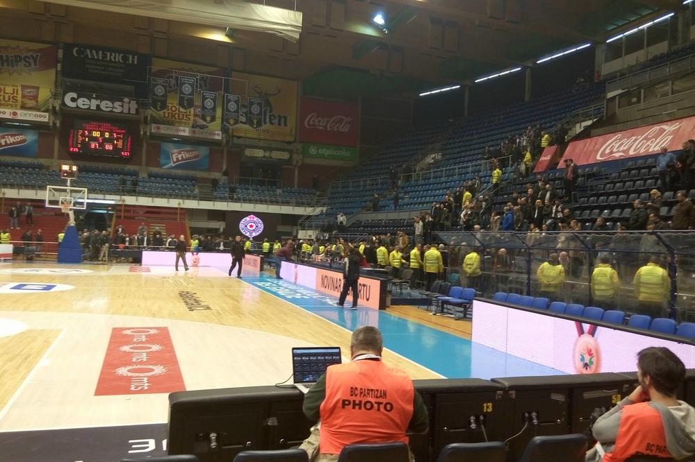 Ku**o jedna ciganska! Grobari brutalno vređali devojku zbog koje je Partizan poražen! (VIDEO)