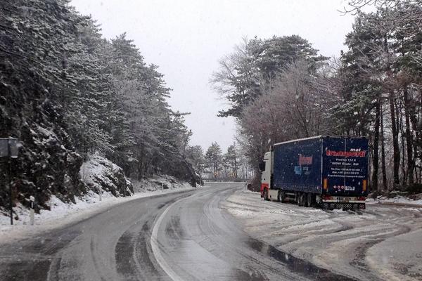 VOZAČI OPREZ: Poledica na putevima, obavezna zimska oprema!