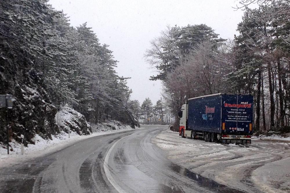 VOZAČI OPREZ: Poledica na putevima, obavezna zimska oprema!