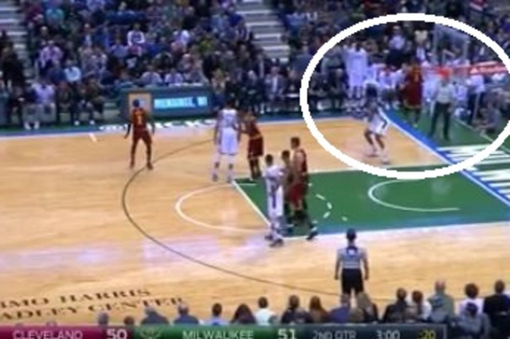 Šta to radi Džej Ar Smit? Dok njegov igrač lomi obruč, on ćaska sa ortakom na klupi! (VIDEO)