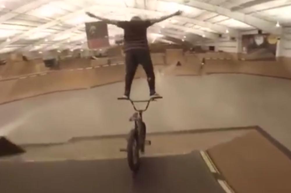 NIJE FOTOMONTAŽA: Ovo što čovek radi sa bajsom je NEVEROVATNO! (VIDEO)