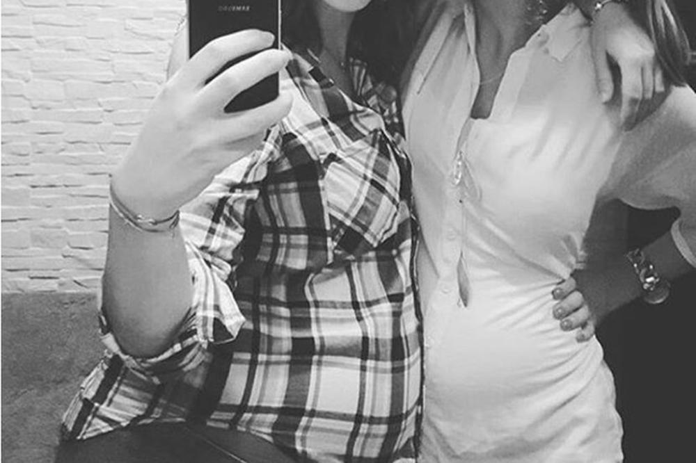 Obe sestre trudne! Pohvalile se stomacima, jedna samo što se ne porodi, a druga je iznenadila sve! (FOTO)