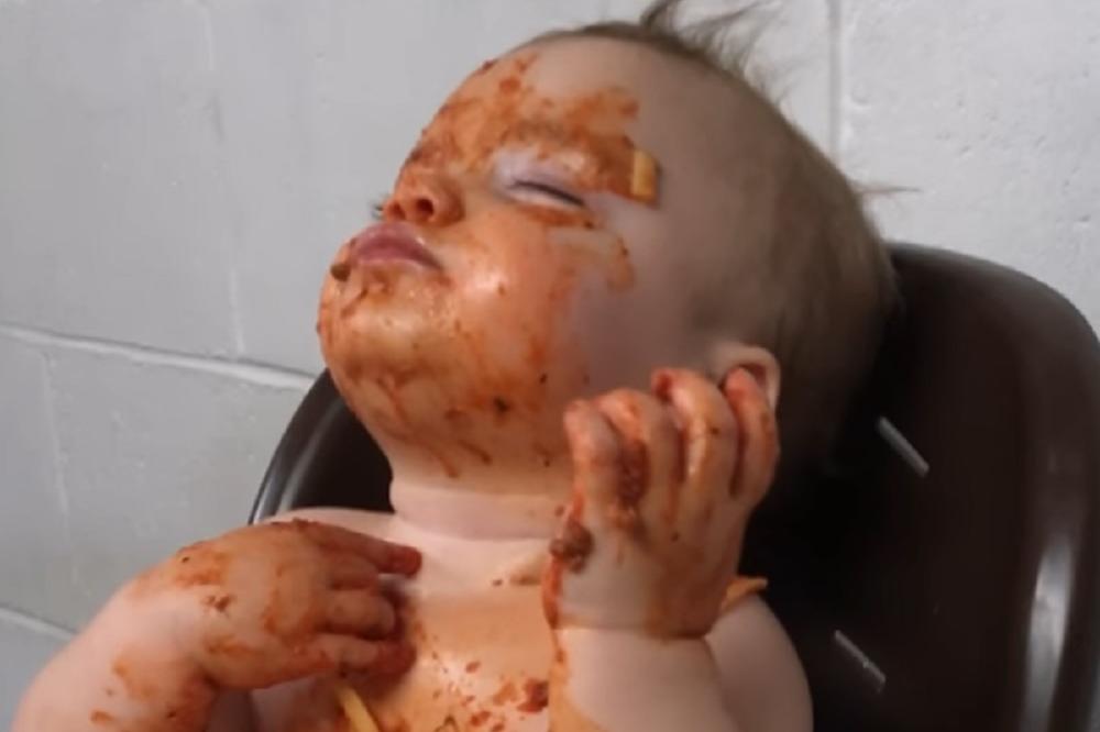 URNEBESNA BORBA slatkiša koji ne dozvoljava snu da mu oduzme NAJSLAĐE ŠPAGETE NA SVETU! (VIDEO)