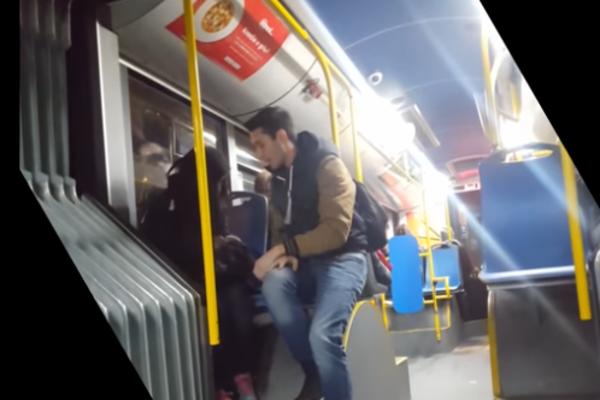 On je RADE, mladić koji je poklonio patike prosjakinji: Poplava mu odnela dom, morao je da napusti školu! (VIDEO)