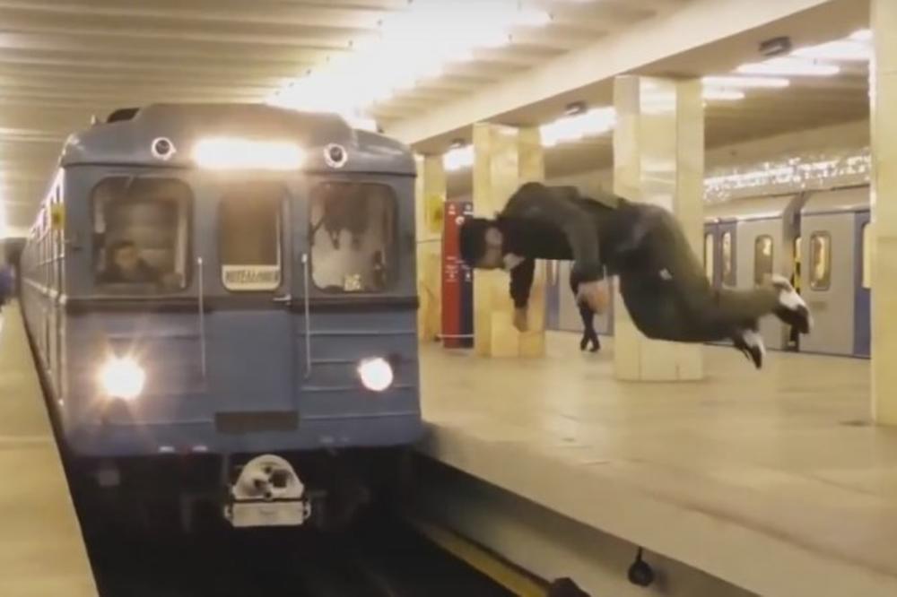 SALTO ISPRED VOZA: Samo ludi Rus može da uradi ovako nešto i da ostane živ! (VIDEO)