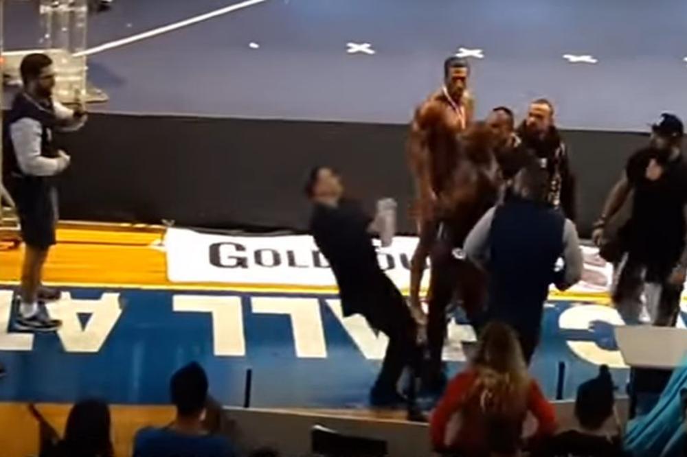 ISKALIO BES NA SLABIJEM: Bodibilder brutalnom šamarčinom patosirao sudiju! (VIDEO)