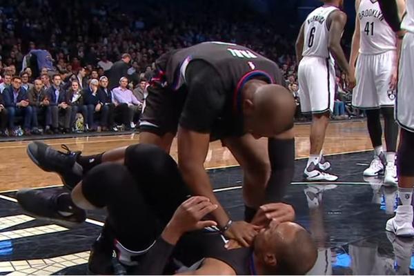 Legendarni NBA veteran promašio čisto zakucavanje, pa završio na reanimaciji! (VIDEO)