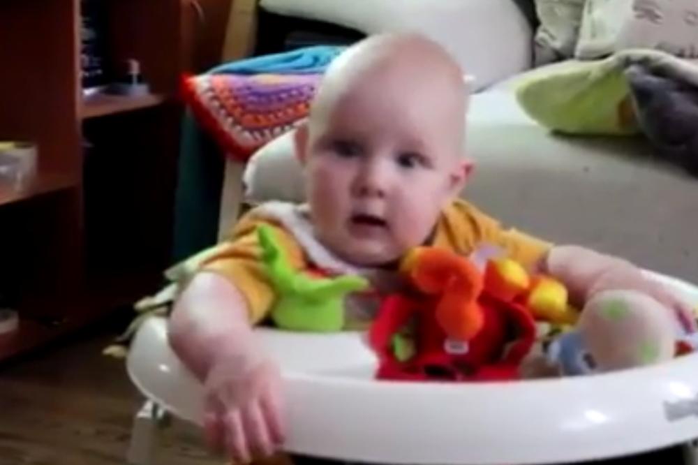 BEŽI BRE TO OD MENE, JESI LUDA? Beba se strašno uplašila od ove igračke! (VIDEO)