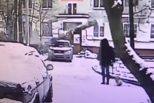DRVO UBILO DEVOJKU: Snimak jezive nesreće (VIDEO)