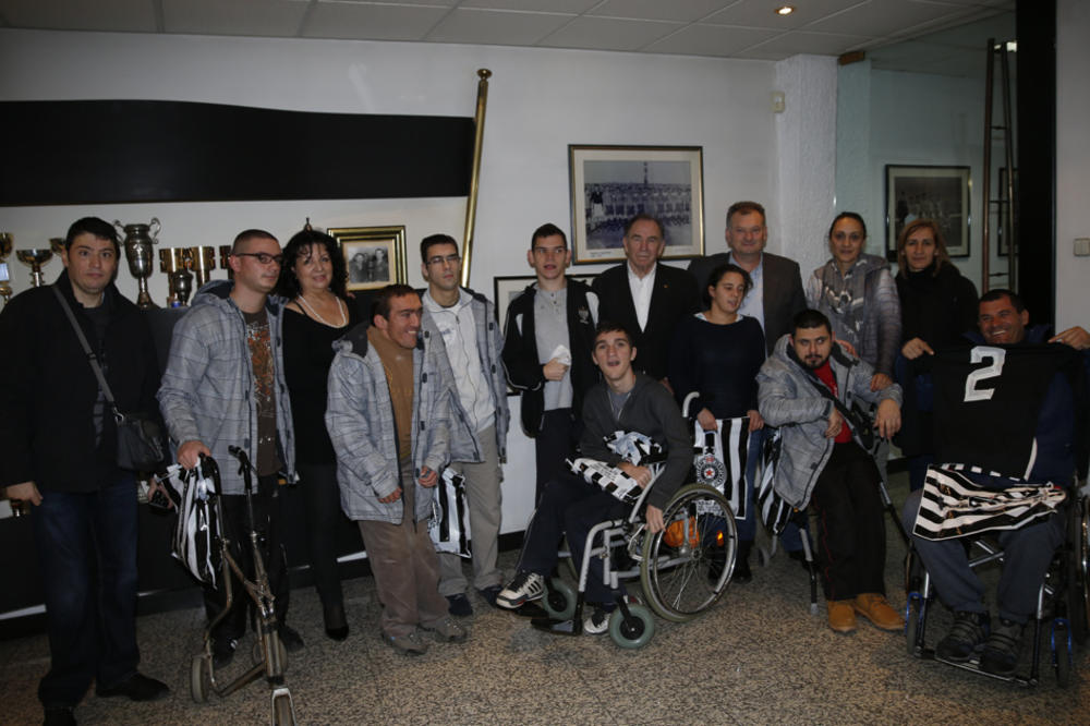 CRNO-BELA HUMANOST: Partizan još jednom pokazao da su neke stvari važnije od fudbalskih pobeda! (FOTO) (VIDEO)