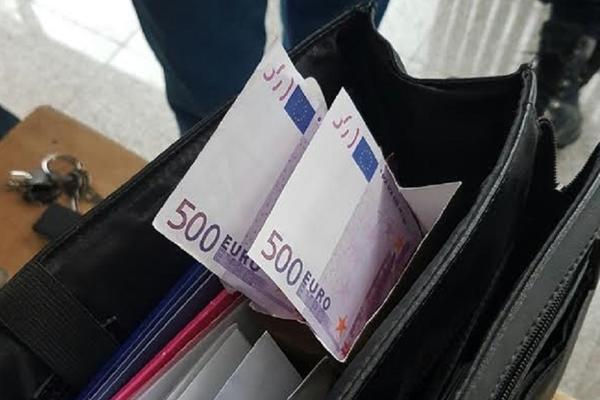 SLATKI ŠOK NA CARINI: U kesi sa bombonama našli 113.000 EVRA (FOTO)