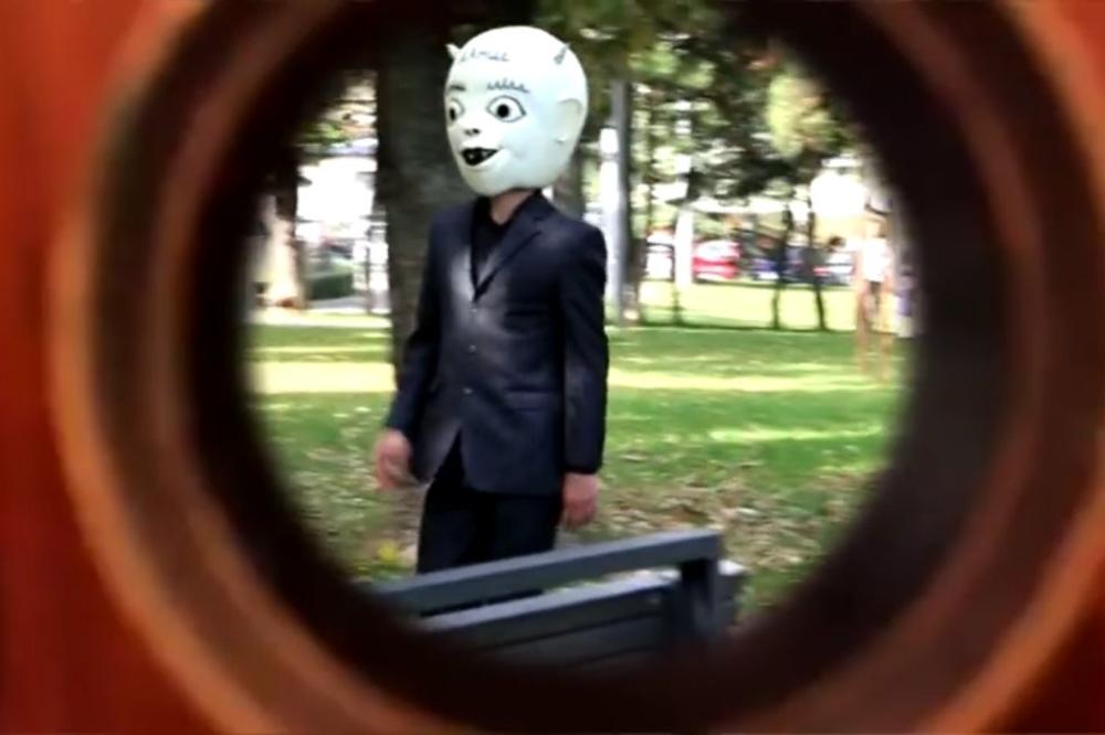 Ovaj lik ŠETA GRADOM poslednjih dana! Da li ste ga NEGDE VIDELI? (VIDEO)