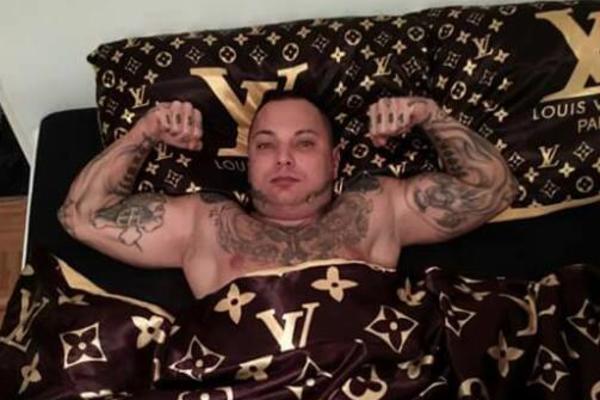 Pomeri se Šenki Versaće, PERA LUJVITON JE NOVI KRALJ INTERNETA! (FOTO)