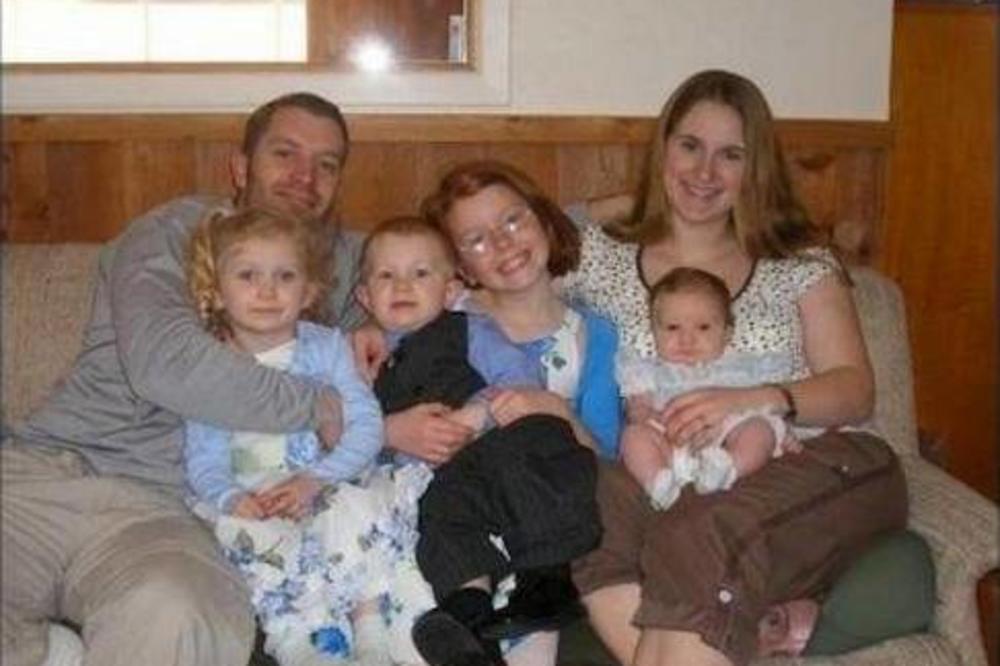 Zaboravite na njihove osmehe, jer ova fotka krije nešto veoma čudno! (FOTO)