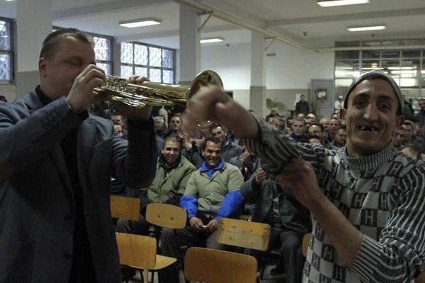 Trubači zapalili zatvor, osuđenici odlepili zbog svirke! (VIDEO)
