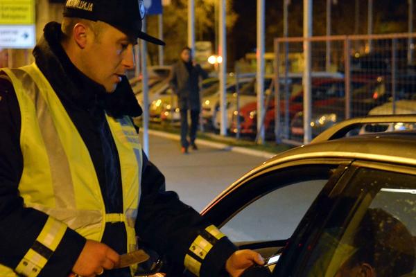 POLICAJCI OSTALI U ŠOKU KAD SU OVO VIDELI: Vozača isključili iz saobraćaja, a automobil oduzeli po hitnom postupku