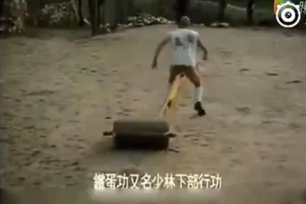 OVO JE BOLELO! Prvo su ga šutirali u međunožje, a onda je TESTISIMA VUKAO KOSILICU! (VIDEO)