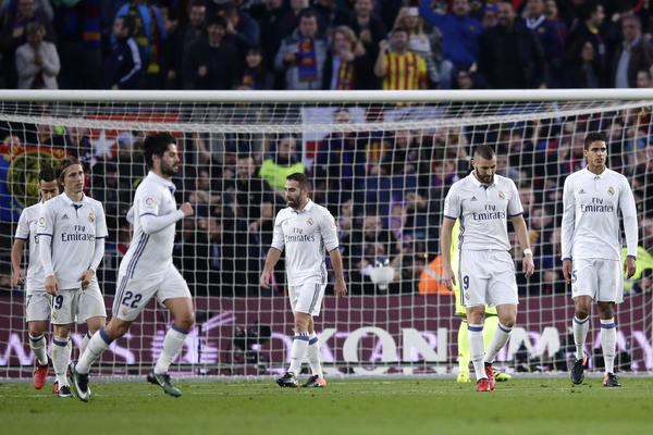 SAD JE STVARNO PRETERAO: Igrač Reala pokazao srednji prst navijačima Barselone! (FOTO)