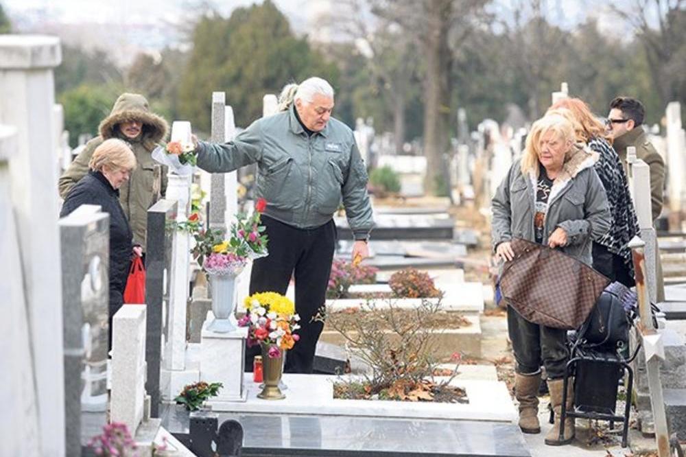 Vreme leti, ali BOL NE PROLAZI: Marina Tucaković i Futa dali pomen sinu Milošu (FOTO) (VIDEO)