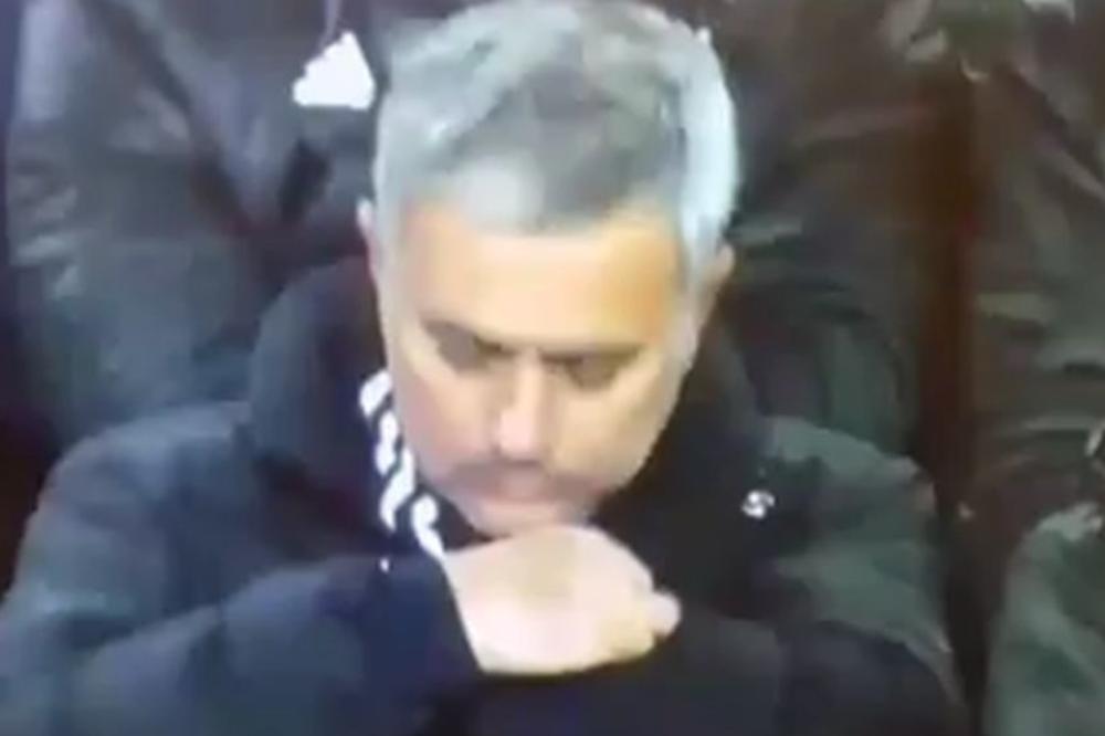 SVET JE U ŠOKU: Šta je to Murinjo UŠMRKAO u toku utakmice!? (VIDEO)