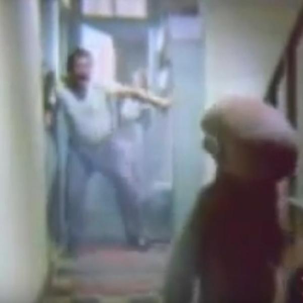 Tata nemoj da ga biješ on je vanzemaljac! (VIDEO)