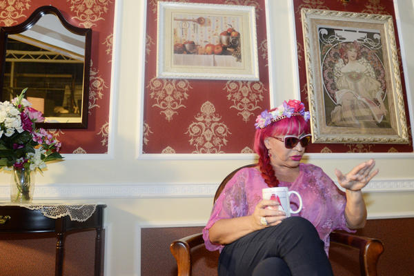 Kamini, baldahini, ukrasi, perverzije: Dom Zorice Brunclik luđi je i od njene frizure! (FOTO)(VIDEO)