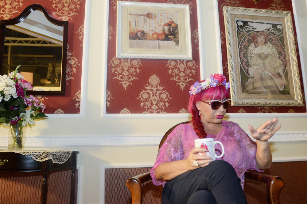 Kamini, baldahini, ukrasi, perverzije: Dom Zorice Brunclik luđi je i od njene frizure! (FOTO)(VIDEO)