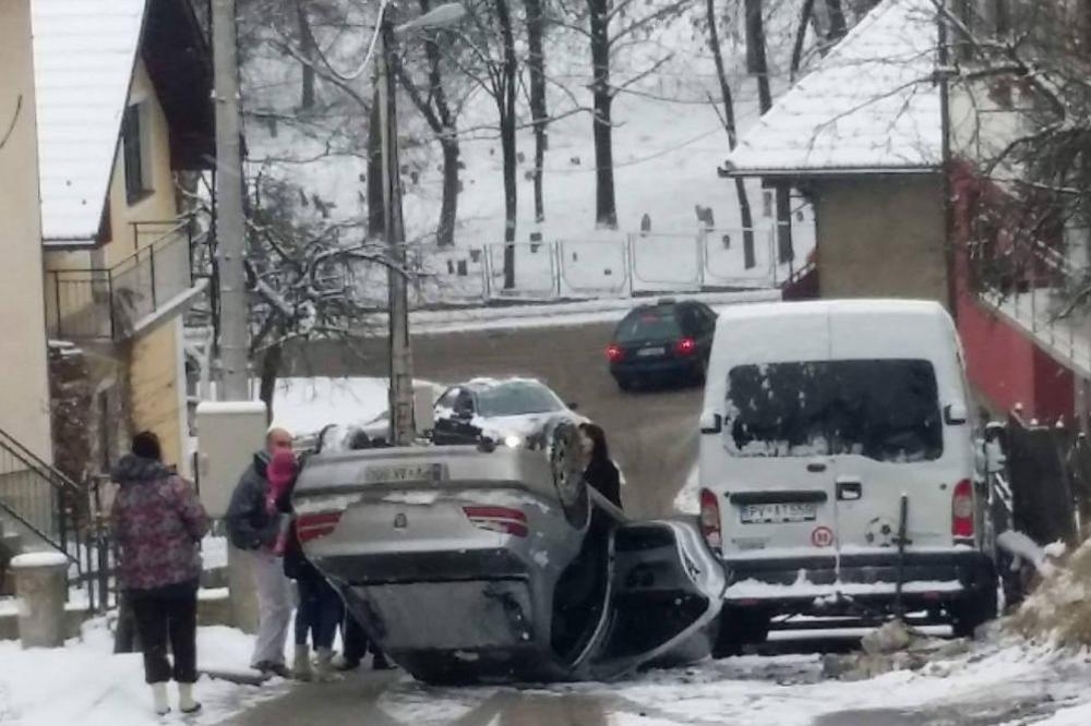 IZNENADIO IH SNEG: Automobil u Pljevljima ZAVRŠIO NA KROVU! (FOTO)