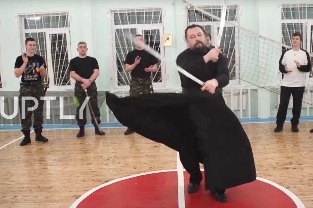 VOIMJA OCA I SINA, SEC, SEC! Pravoslavni AIKIDO POP vitla sabljama kao PRAVI NINDŽA! (FOTO) (VIDEO)