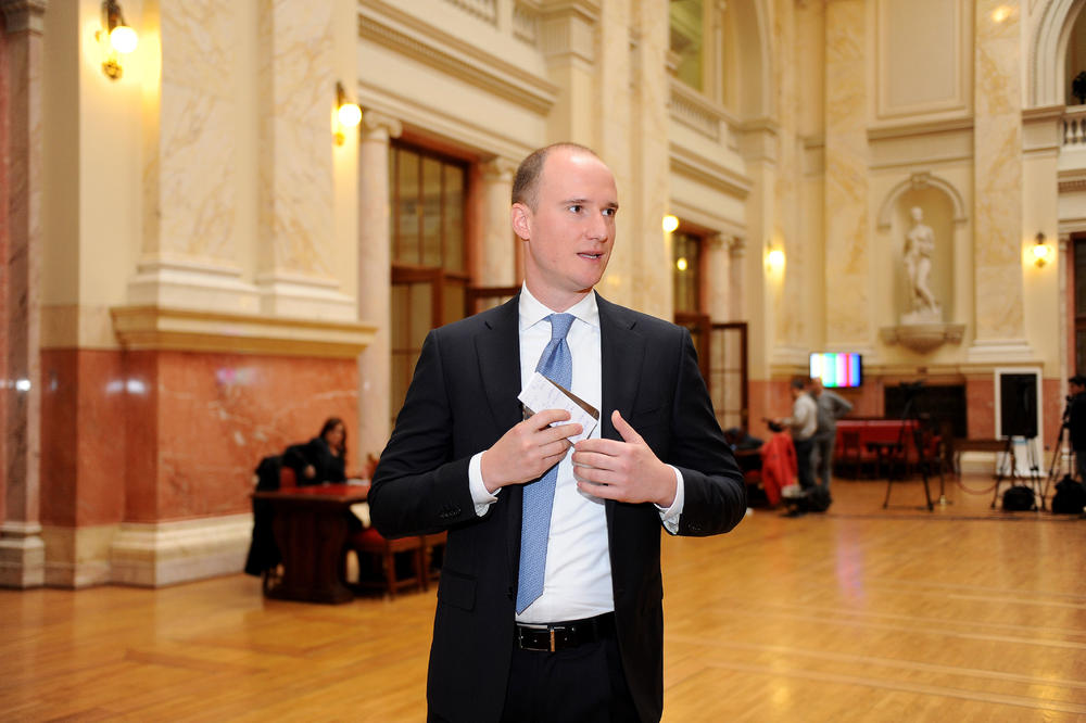 BOŽOVIĆ KRITIKOVAO VLAST U BEOGRADU: Naprednjaci misle da okićene ulice ne moraju da se čiste!