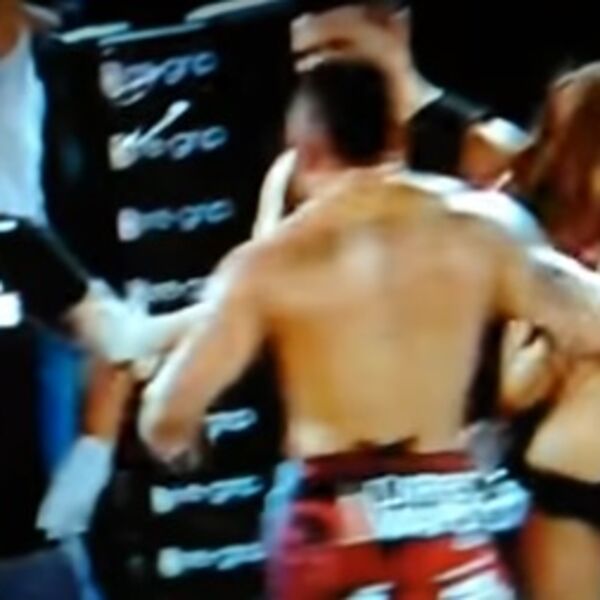 HOROR! MMA borac pao tokom meča i umro