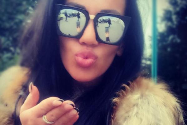 PA ONA JE SKROZ GOLA! Nikad se nijedna naša pevačica nije obukla kao Dušica Grabović! (FOTO)