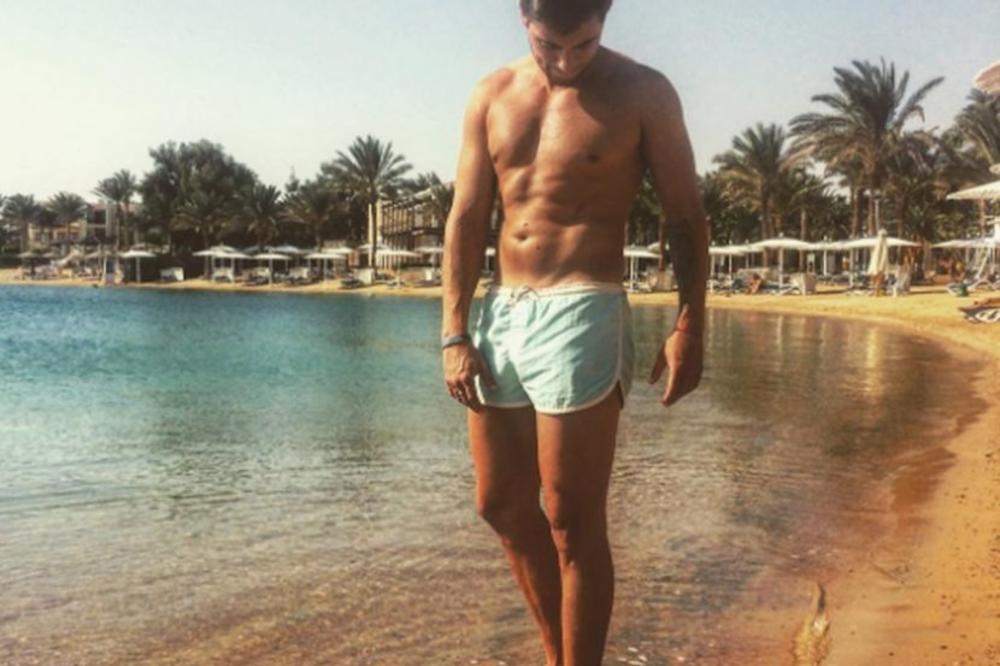 JOŠ SAMO MAŠU DA NAVATA Novi Veljko srpske estrade: Bio sa Helenom pre Slobe, a posle smuvao ćerku naše pevačice! (FOTO)