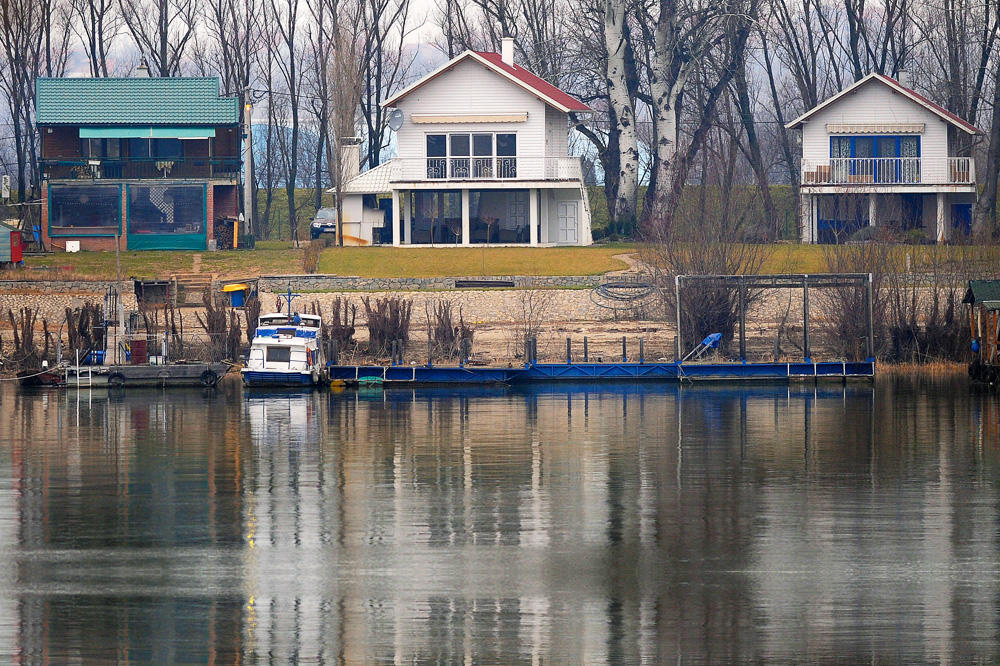 DIVLJE VIKENDICE NA NBG: Školski primer srpskog jada i bede, raj za politikante i novu srpsku elitu! (FOTO) (VIDEO)