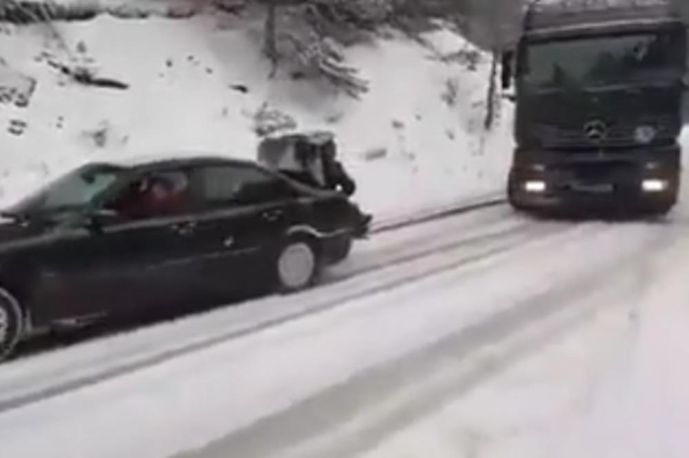 OVO IMA SAMO U SANDŽAKU: Pogledajte kako BMW i tri momka šlepaju kamion, i to po snegu! (VIDEO)