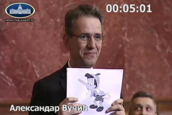 PINOKIO I FROJD U PARLAMENTU: Da li je ovo najsmešniji skeč poslanika? (FOTO)