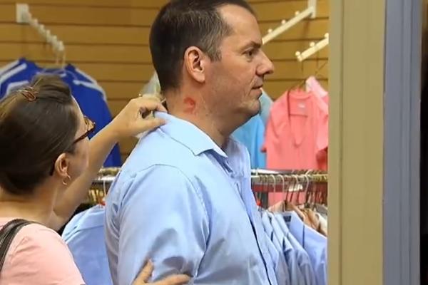 PODMETNULI SU MU SEKSI PLAVUŠU U KABINU ZA PRESVLAČENJE: Onda je on to morao da objasni devojci! (VIDEO)