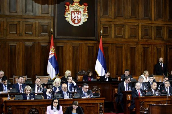 NE, NE ŠALIMO SE! U Skupštini podnet amandman za bezbedan prolaz Deda Mraza!