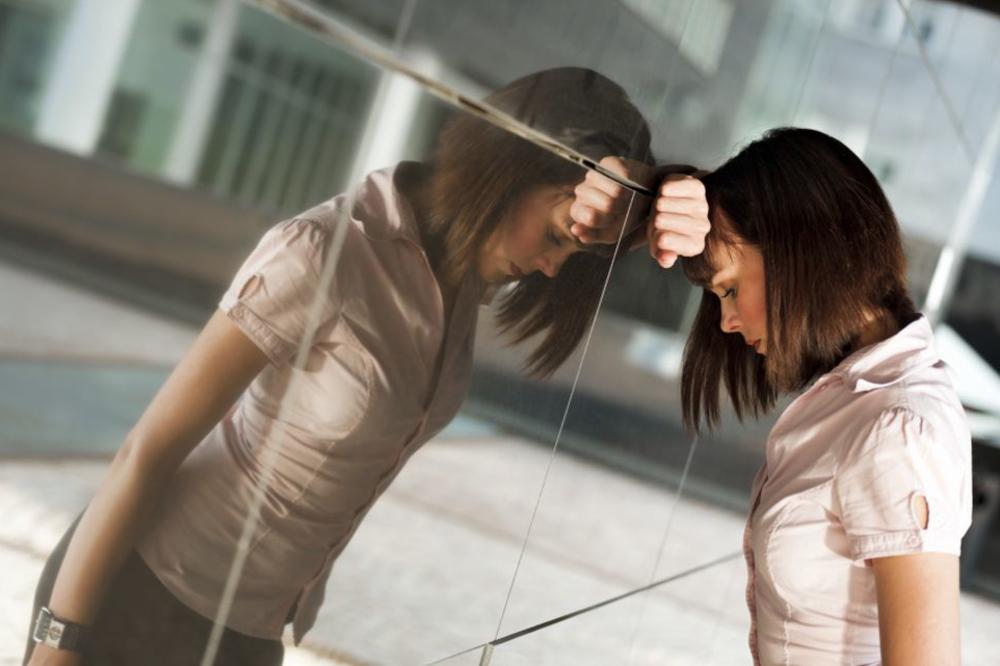 SPAVALA JE 10 SATI NEDELJNO, RADILA 100 PREKOVREMENIH SATI MESEČNO! Devojka se ubila zbog premora!