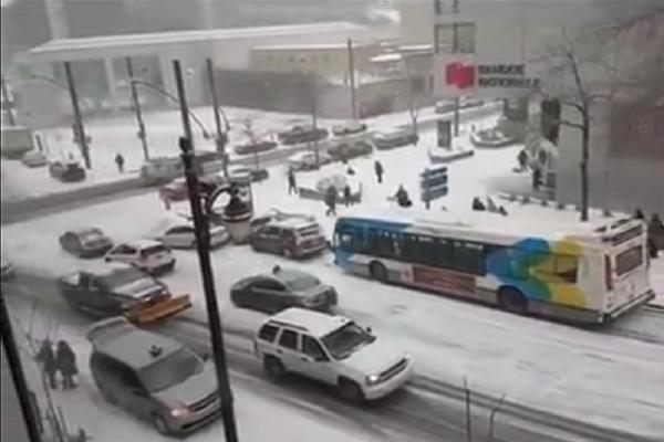 Sneg u Kanadi uvek napravi karambol i niko nije bezbedan! (VIDEO)