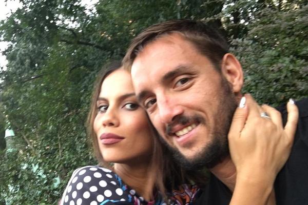 KO SE SEĆA NJIH? Žena Troickog bila sa našim poznatim pevačem! Stalno ga zivkala, a on je kulirao! (VIDEO)