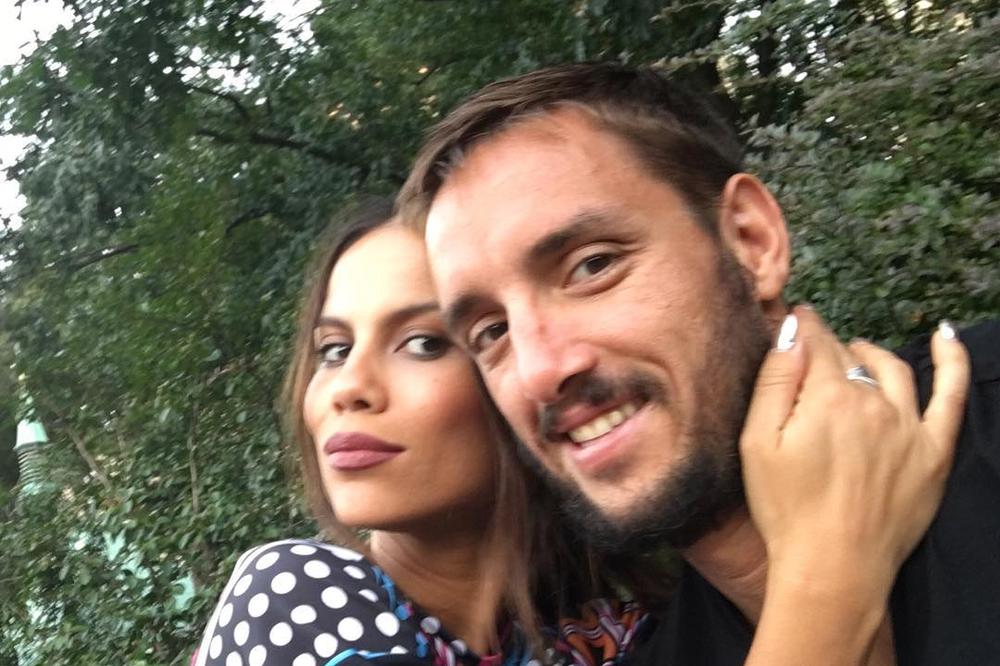 KO SE SEĆA NJIH? Žena Troickog bila sa našim poznatim pevačem! Stalno ga zivkala, a on je kulirao! (VIDEO)