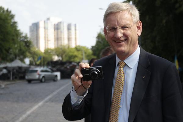 ŠVEDSKI AKCIONI: Urnebesni tvit Karla Bilta - prozivka SVETSKIH LIDERA! (FOTO)