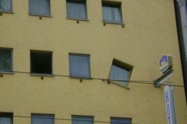 Stepenice DO NIGDE i vrata ZA SAMOUBICE! Ovako izgleda kad IDIOTI PROJEKTUJU! (VIDEO)