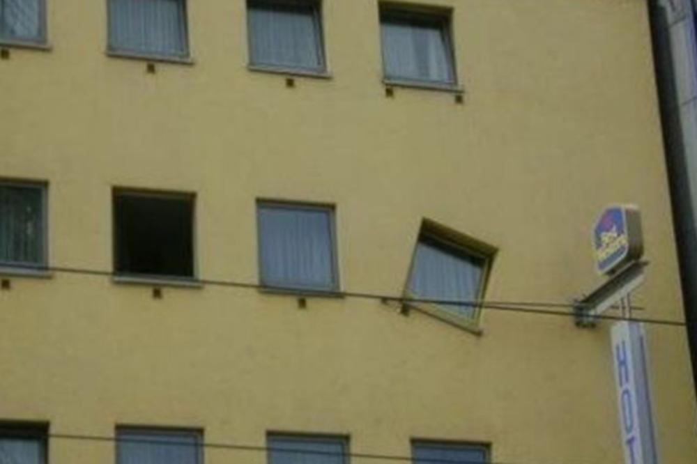 Stepenice DO NIGDE i vrata ZA SAMOUBICE! Ovako izgleda kad IDIOTI PROJEKTUJU! (VIDEO)