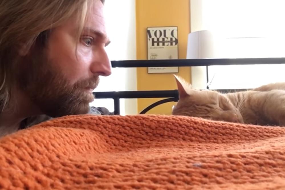 Mačka ga je budila svako jutro, a onda joj se osvetio. I to kako... (VIDEO)