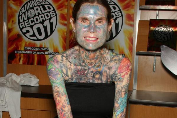 Od prekrivanja ožiljaka, do Ginisove knjige... Niko nije imao više tetovaža od nje! (FOTO) (VIDEO)