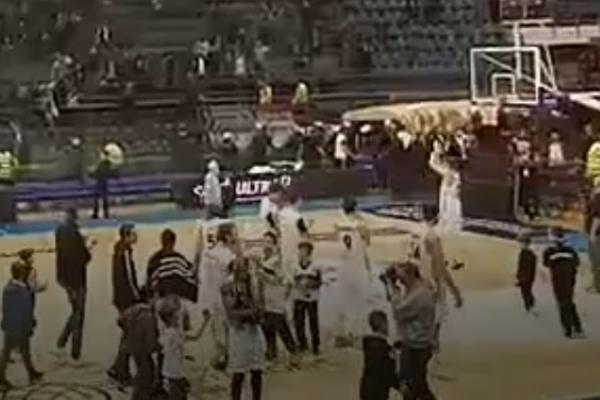 ČASOVI LJUBAVI U PIONIRU! Džikićeva keva se jedva odbranila od igrača Partizana! (VIDEO)