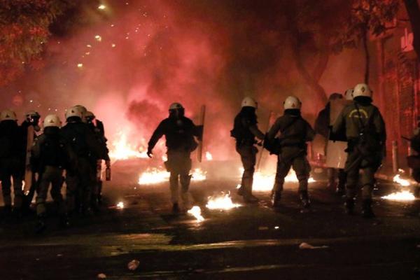 Haos u Atini! Tuča na sve strane, žestok okršaj policije i demonstranata! (FOTO)